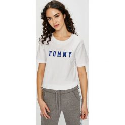 Tommy Hilfiger - Top. Szare topy damskie Tommy Hilfiger, z nadrukiem, z bawełny, z okrągłym kołnierzem, z krótkim rękawem. Za 139.90 zł.