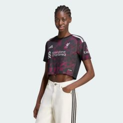 Koszulka o skróconym fasonie z trzeciego zestawu Liverpool FC 26/27. Czarne t-shirty damskie Adidas, xl, bez wzorów, z dzianiny, klasyczne, bez kołnierzyka. Za 369.00 zł.