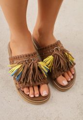 Brązowe Klapki VICES na Płaskiej Podeszwie w Stylu Boho z Frędzlami Averathla. Brązowe klapki damskie Renee, z aplikacjami, z denimu, boho, bez obcasa, na płaskiej podeszwie. Za 109.99 zł.