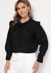 Czarna Bawełniana Koszula Retro z Ozdobnym Kołnierzykiem i Wiązaniem Ravselina. Czarne bluzki damskie Born2be, uniwersalny, bez wzorów, z bawełny, eleganckie, bez kołnierzyka, bez ramiączek. Za 99.99 zł.