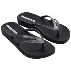 Japonki Ipanema Bossa Soft V Fem 82840-AG720 czarne. Czarne klapki damskie bez wzorów, z gumy, eleganckie, bez obcasa, na obcasie. Za 135.01 zł.