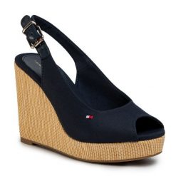 Sandały Tommy Hilfiger. Niebieskie klapki damskie Tommy Hilfiger, bez wzorów, bez obcasa, na koturnie, bez zapięcia. Za 299.99 zł.