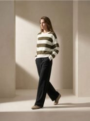 Sweter w paski z bufiastymi rękawami z wiskozy - zielony. Zielone swetry damskie Sinsay, l, bez wzorów, z wiskozy, bez kołnierzyka, bez ramiączek, bez kaptura. Za 49.99 zł.