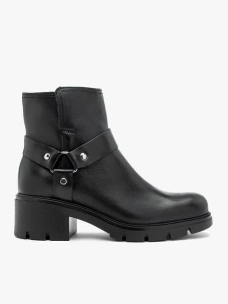 Czarne botki biker boots ze skóry licowej. Czarne botki damskie Brawo sp. z o.o., z materiału, klasyczne, z okrągłym noskiem, bez obcasa, na obcasie, bez zapięcia. Za 549.99 zł.