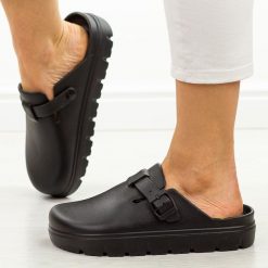 Czarne lekkie piankowe klapki damskie Evento 8523. Czarne klapki damskie eVento, bez wzorów, z dresówki, klasyczne, bez obcasa, na płaskiej podeszwie. Za 79.00 zł.