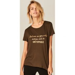Koszulka z metalicznym napisem - Khaki. Bluzki damskie marki Mohito. W wyprzedaży za 19.99 zł.
