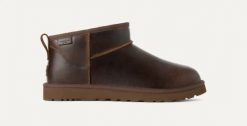 Śniegowce męskie UGG Classic Ultra Mini Leather Regenerate Boot. Czarne śniegowce i trapery męskie UGG, na jesień, z materiału, młodzieżowe, bez zapięcia. Za 636.99 zł.