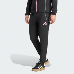 Spodnie Juventus Tiro 25 Competition Vis Tech Travel. Czarne spodnie sportowe męskie Adidas, bez wzorów, do piłki nożnej. Za 329.00 zł.
