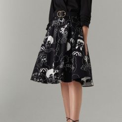 Rozkloszowana spódnica we wzory Barbie - Czarny. Spódnice damskie marki Mohito. Za 169.99 zł.