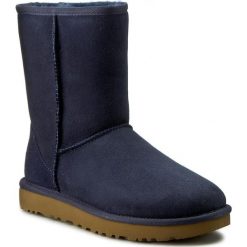 Buty UGG - W Classic Short II 1016223 W/Navy. Niebieskie kozaki damskie UGG, ze skóry, bez obcasa. W wyprzedaży za 559.00 zł.