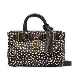 Torebka Tommy Hilfiger. Czarne torebki do ręki damskie Tommy Hilfiger, bez wzorów, klasyczne, bez dodatków. Za 949.99 zł.