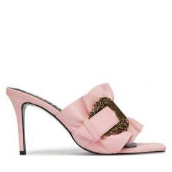 Klapki Versace Jeans Couture. Czerwone klapki damskie Versace Jeans Couture, bez wzorów, z jeansu, bez obcasa. Za 689.99 zł.