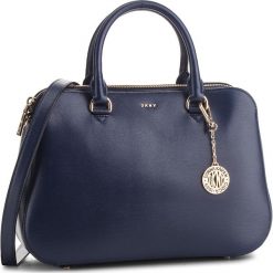 Torebka DKNY - Bryant Md Satchel R83D3620 Navy NVY. Niebieskie torebki do ręki damskie DKNY, ze skóry. Za 1,199.00 zł.