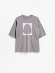T-shirt oversize z nadrukiem - jasnoszary. Szare t-shirty męskie Reserved, l, bez wzorów, z bawełny, bez kołnierzyka. Za 79.99 zł.