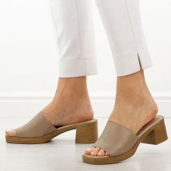 Beżowe skórzane klapki damskie na obcasie M.Daszyński 2598-4. Brązowe klapki damskie M.Daszyński, bez wzorów, z materiału, casualowe, bez obcasa, na obcasie. Za 179.00 zł.