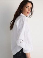 Koszula z ażurowymi rękawami - biały. Białe koszule damskie Reserved, l, w ażurowe wzory, z bawełny, bez kołnierzyka, bez ramiączek. W wyprzedaży za 89.99 &#122;&#322;.