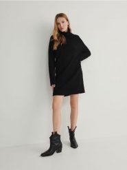 Dzianinowa sukienka z golfem - czarny. Czarne sukienki damskie Reserved, l, bez wzorów, z dzianiny, bez kołnierzyka, bez ramiączek. W wyprzedaży za 89.99 zł.