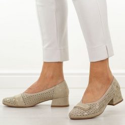 Złote ażurowe czółenka damskie na obcasie M.Daszyński Sa279-5. Żółte czółenka damskie M.Daszyński, z aplikacjami, ze skóry, casualowe, z okrągłym noskiem, bez obcasa, na obcasie, bez zapięcia. W wyprzedaży za 179.10 zł.