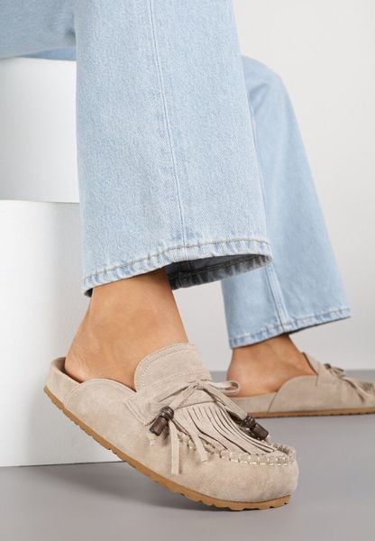 Ciemnobeżowe Klapki z Frędzlami i Kokardą Narialla. Brązowe klapki damskie Born2be, bez wzorów, bez obcasa, na płaskiej podeszwie. Za 119.99 zł.