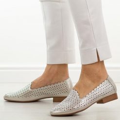 Srebrne skórzane półbuty damskie M.Daszyński Ol50-2. Szare półbuty damskie M.Daszyński, na lato, w ażurowe wzory, ze skóry, casualowe, z okrągłym noskiem, bez obcasa, na płaskiej podeszwie, bez zapięcia. W wyprzedaży za 197.10 zł.
