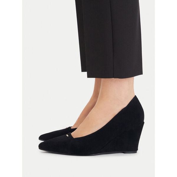 Czółenka MEXX. Czarne czółenka damskie Mexx, bez wzorów, bez obcasa, bez zapięcia. Za 329.99 zł.
