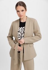 Beżowy żakiet JB-MIRELLA. Brązowe żakiety damskie Volcano, uniwersalny, bez wzorów, z dzianiny, klasyczne. Za 249.99 zł.