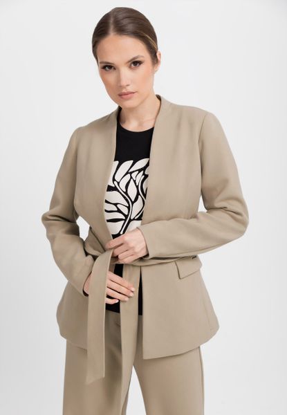 Beżowy żakiet JB-MIRELLA. Brązowe żakiety damskie Volcano, uniwersalny, bez wzorów, z dzianiny, klasyczne. Za 249.99 zł.