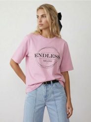 Bawełniana koszulka z ozdobnymi cyrkoniami i napisem - różowy. Czerwone t-shirty damskie Sinsay, l, bez wzorów, z bawełny, bez kołnierzyka. Za 25.99 zł.