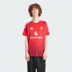 Koszulka Manchester United 24/25 Home. Czerwone koszulki sportowe męskie Adidas, xl, bez wzorów, z materiału, bez kołnierzyka, bez ramiączek, do piłki nożnej. W wyprzedaży za 330.50 zł.