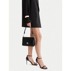 Torebka Nine West. Czarne torebki do ręki damskie Nine West, bez wzorów, klasyczne, bez dodatków. Za 229.99 zł.
