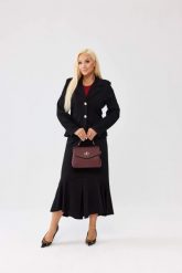 Czarny komplet damski Adeline z taliowanym żakietem i spódnicą z falbaną PLUS SIZE XXL OVERSIZE WIOSNA. Czarne spódnice damskie Moda Size Plus Iwanek, na wiosnę, plus size, bez wzorów, z elastanu, biznesowe, plus size, mini, dopasowane. Za 399.90 zł.