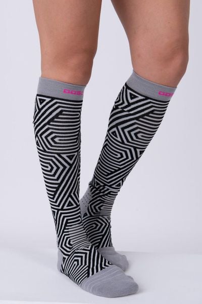 Skarpety narciarskie Fall Line. Brązowe skarpety damskie OOSC, bez wzorów, z elastanu. Za 132.99 zł.