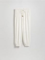 Spodnie jogger z wiskozą - złamana biel. Spodnie materiałowe damskie Reserved, l, bez wzorów, z tkaniny. W wyprzedaży za 59.99 zł.
