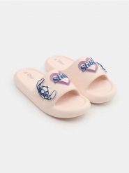 Klapki z aplikacjami 3D Stitch - beżowy. Brązowe klapki damskie Sinsay, z aplikacjami, bez obcasa. Za 29.99 zł.