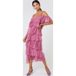NA-KD Boho Sukienka midi z wycięciami na ramionach - Pink. Sukienki damskie marki NA-KD Boho. Za 242.95 zł.