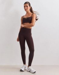 Damskie legginsy z wysokim stanem, squat proof, modelujące Sculpting Fit brązowe. Brązowe legginsy damskie Aim'n, s, bez wzorów, z materiału. Za 392.00 zł.