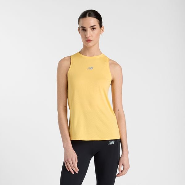 Koszulka damska New Balance WT51252CEE – żółta. Żółte koszulki sportowe damskie New Balance, xs, bez wzorów, z materiału, eleganckie, bez kołnierzyka. Za 129.99 zł.
