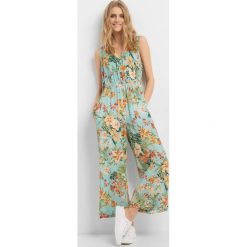 Kopertowy kombinezon w kwiaty. Sukienki damskie marki Orsay. Za 159.99 zł.