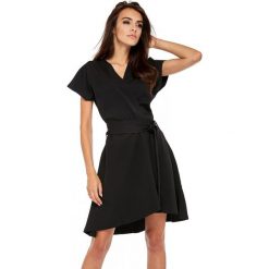 Sukienka z paskiem oll20. Brązowe sukienki damskie LaLa, w paski, z tkaniny, eleganckie, z kopertowym dekoltem. W wyprzedaży za 159.00 zł.