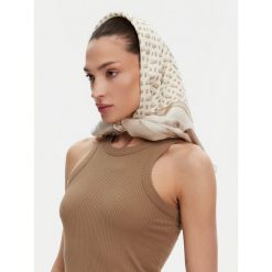 Chusta BOSS. Brązowe szaliki i chusty damskie Boss, bez wzorów. Za 549.99 zł.