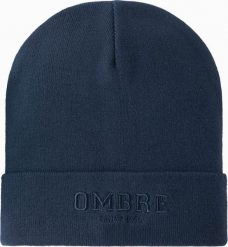 Męska czapka dzianinowa beanie z haftowanym napisem granatowa V3 OM-ACWH-0120. Czapki i kapelusze męskie Ombre, na zimę, bez wzorów, z dzianiny. Za 89.25 zł.