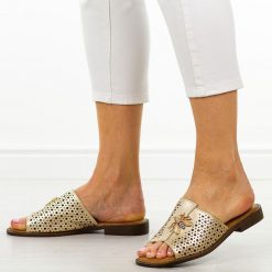 Złote klapki damskie Potocki 21368. Żółte klapki damskie POTOCKI, z aplikacjami, z jeansu, eleganckie, bez obcasa, na płaskiej podeszwie. Za 119.00 zł.