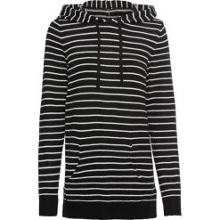 Sweter z kapturem bonprix czarno-biel wełny w paski. Czarne swetry damskie bonprix, bez wzorów, z wełny, bez kołnierzyka, bez ramiączek, z kapturem. Za 49.99 zł.