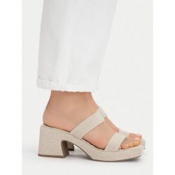 Klapki DeeZee. Brązowe klapki damskie DeeZee, bez wzorów, bez obcasa. Za 139.99 zł.