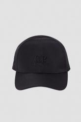 C.P. COMPANY Czarna męska czapka z daszkiem oraz goglami. Czarne czapki i kapelusze męskie C.P. Company, bez wzorów. W wyprzedaży za 449.99 zł.
