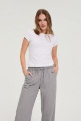 Bawełniany t-shirt biały. Białe bluzki damskie MOODO, l, bez wzorów, z bawełny, bez kołnierzyka, bez ramiączek. Za 34.99 zł.