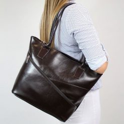 Torebka damska skórzana DAN-A T294 czekoladowa. Brązowe torebki do ręki damskie DAN-A, bez wzorów, ze skóry, eleganckie, bez dodatków. Za 399.99 zł.