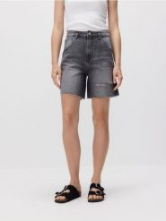 Jeansowe szorty z przetarciem - szary. Szare szorty damskie Reserved, bez wzorów, z denimu. W wyprzedaży za 59.99 zł.
