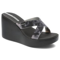 Czarne Klapki Ipanema Stylowe Obuwie Damskie Na Koturnie. Czarne klapki damskie Ipanema, bez wzorów, z materiału, bez obcasa, na koturnie, bez zapięcia. Za 209.00 zł.