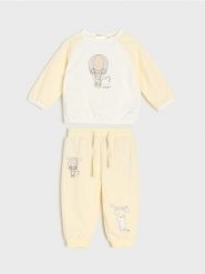 Bawełniany komplet: bluza i spodnie Moomin - kremowy. Białe bluzy dla niemowląt Sinsay, bez wzorów, z bawełny, bez ramiączek, bez kaptura. Za 25.99 zł.